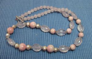 Collier en rhodochrosite, quartz rose et perle de culture