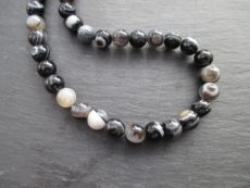 Agate zonée noire : perles rondes de 8 mm