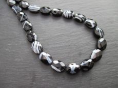 Agate zonée noire : perles ovales plates facettes de 14 mm * 10 mm