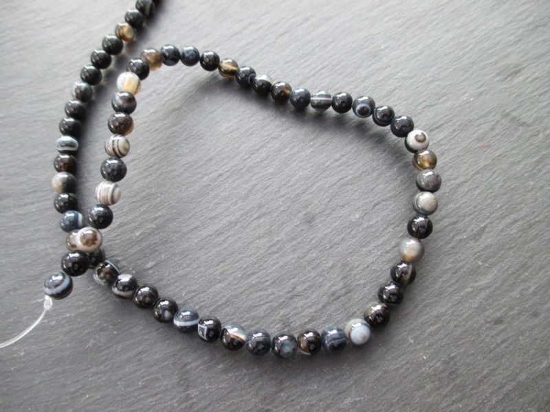 Agate zonée noire : perles rondes de 6 mm
