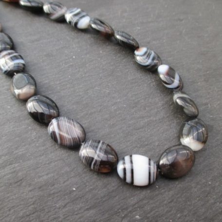 Agate zonée noire : perles ovales plates de 14 mm * 10 mm